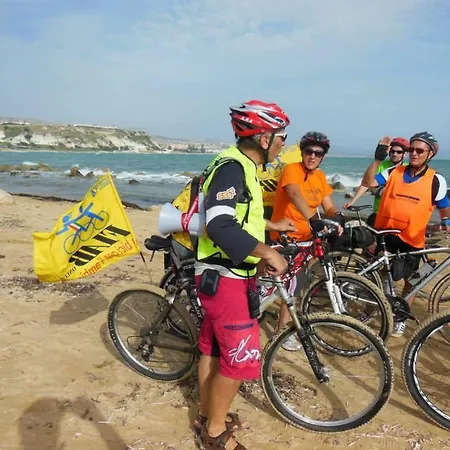 לינה וארוחת בוקר Aljama - Downtown 4*