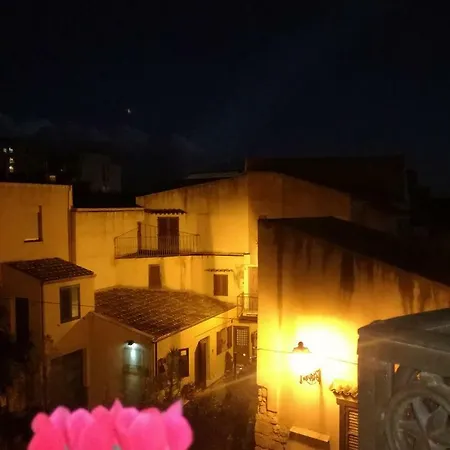 לינה וארוחת בוקר Aljama - Downtown