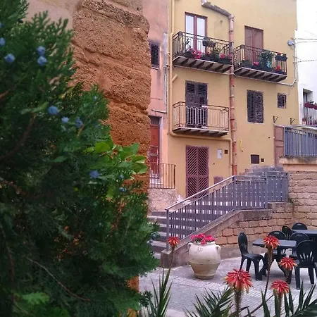 Aljama - Downtown לינה וארוחת בוקר