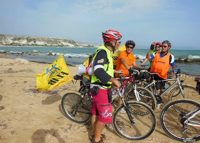 לינה וארוחת בוקר Aljama - Downtown 4*