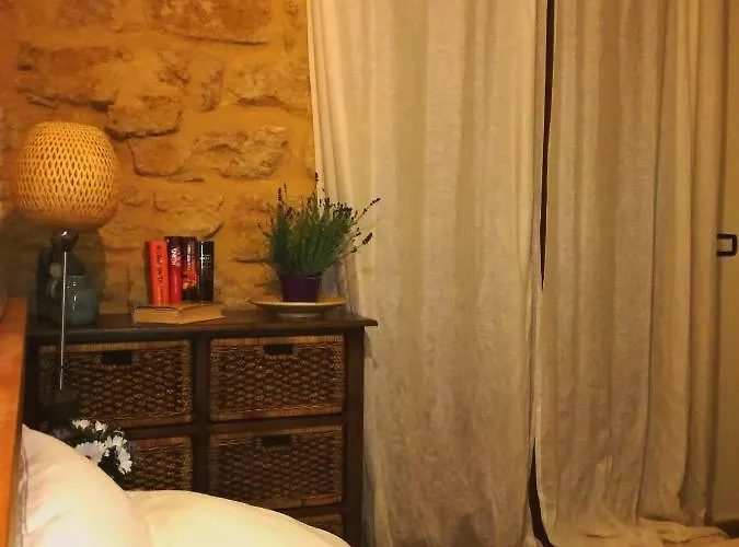 לינה וארוחת בוקר Aljama - Downtown 4*